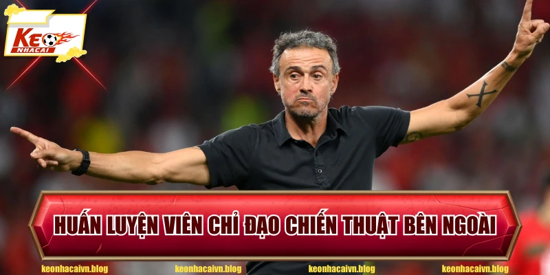 Huấn luyện viên chỉ đạo chiến thuật bên ngoài